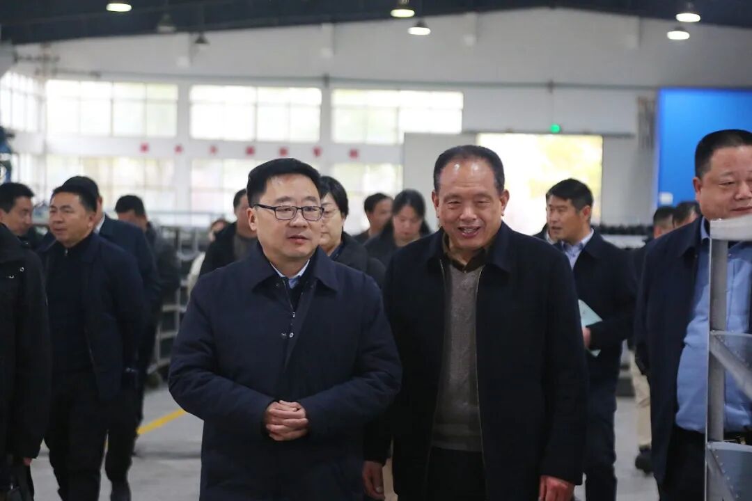 蕲春县县委书记胡安元、县长陈丹及相关领导一行莅临小公牛鞋业有限公司调研考察